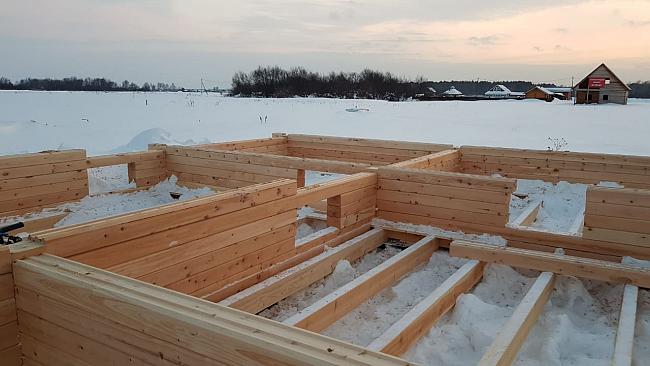 Зимнее строительство дачного домика